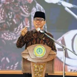 Yandri Susanto saat memberikan sambutan pada Prosesi Wisuda Kelas Akhir Pondok Pesantren Amanatul Ummah di Desa Kembangbelor, Kecamatan Pacet, Kabupaten Mojokerto, Provinsi Jawa Timur, pada hari Minggu, tanggal 14 Juni 2026. (foto : Dani/Kemendes PDT)