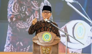 Yandri Susanto saat memberikan sambutan pada Prosesi Wisuda Kelas Akhir Pondok Pesantren Amanatul Ummah di Desa Kembangbelor, Kecamatan Pacet, Kabupaten Mojokerto, Provinsi Jawa Timur, pada hari Minggu, tanggal 14 Juni 2026. (foto : Dani/Kemendes PDT)