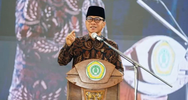 Yandri Susanto saat memberikan sambutan pada Prosesi Wisuda Kelas Akhir Pondok Pesantren Amanatul Ummah di Desa Kembangbelor, Kecamatan Pacet, Kabupaten Mojokerto, Provinsi Jawa Timur, pada hari Minggu, tanggal 14 Juni 2026. (foto : Dani/Kemendes PDT)