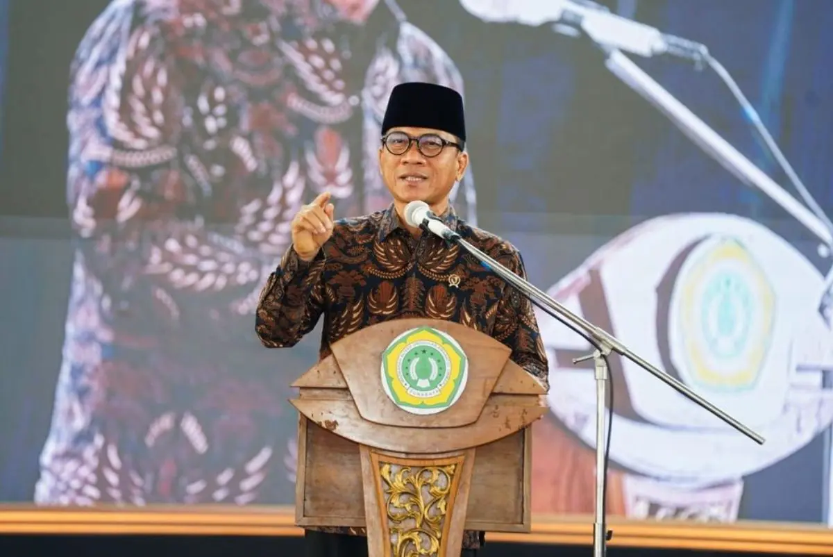 Yandri Susanto saat memberikan sambutan pada Prosesi Wisuda Kelas Akhir Pondok Pesantren Amanatul Ummah di Desa Kembangbelor, Kecamatan Pacet, Kabupaten Mojokerto, Provinsi Jawa Timur, pada hari Minggu, tanggal 14 Juni 2026. (foto : Dani/Kemendes PDT)
