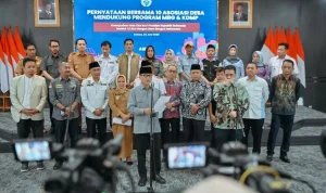 Menteri Desa dan Pembangunan Daerah Tertinggal Republik Indonesia, Yandri Susanto, didampingi Wakil Menteri, Ahmad Riza Patria, menggelar pertemuan strategis bersama 10 asosiasi perangkat dan kepala desa seluruh Indonesia, di Ruang Rapat Menteri, pada hari Selasa, tanggal 23 Juni 2026. (foto : kemendesa.go.id)
