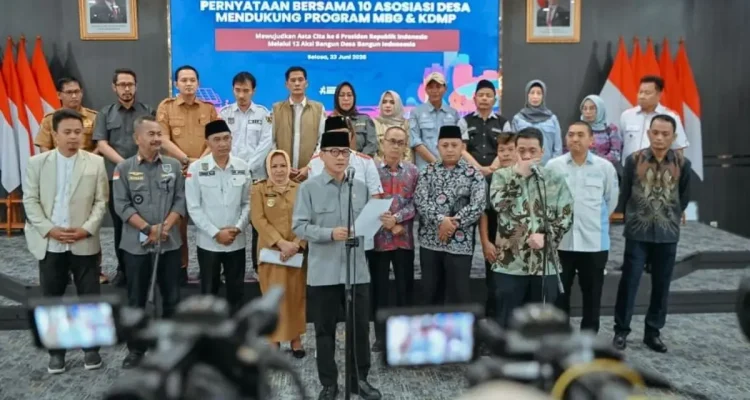 Menteri Desa dan Pembangunan Daerah Tertinggal Republik Indonesia, Yandri Susanto, didampingi Wakil Menteri, Ahmad Riza Patria, menggelar pertemuan strategis bersama 10 asosiasi perangkat dan kepala desa seluruh Indonesia, di Ruang Rapat Menteri, pada hari Selasa, tanggal 23 Juni 2026. (foto : kemendesa.go.id)