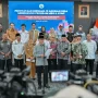 Menteri Desa dan Pembangunan Daerah Tertinggal Republik Indonesia, Yandri Susanto, didampingi Wakil Menteri, Ahmad Riza Patria, menggelar pertemuan strategis bersama 10 asosiasi perangkat dan kepala desa seluruh Indonesia, di Ruang Rapat Menteri, pada hari Selasa, tanggal 23 Juni 2026. (foto : kemendesa.go.id)