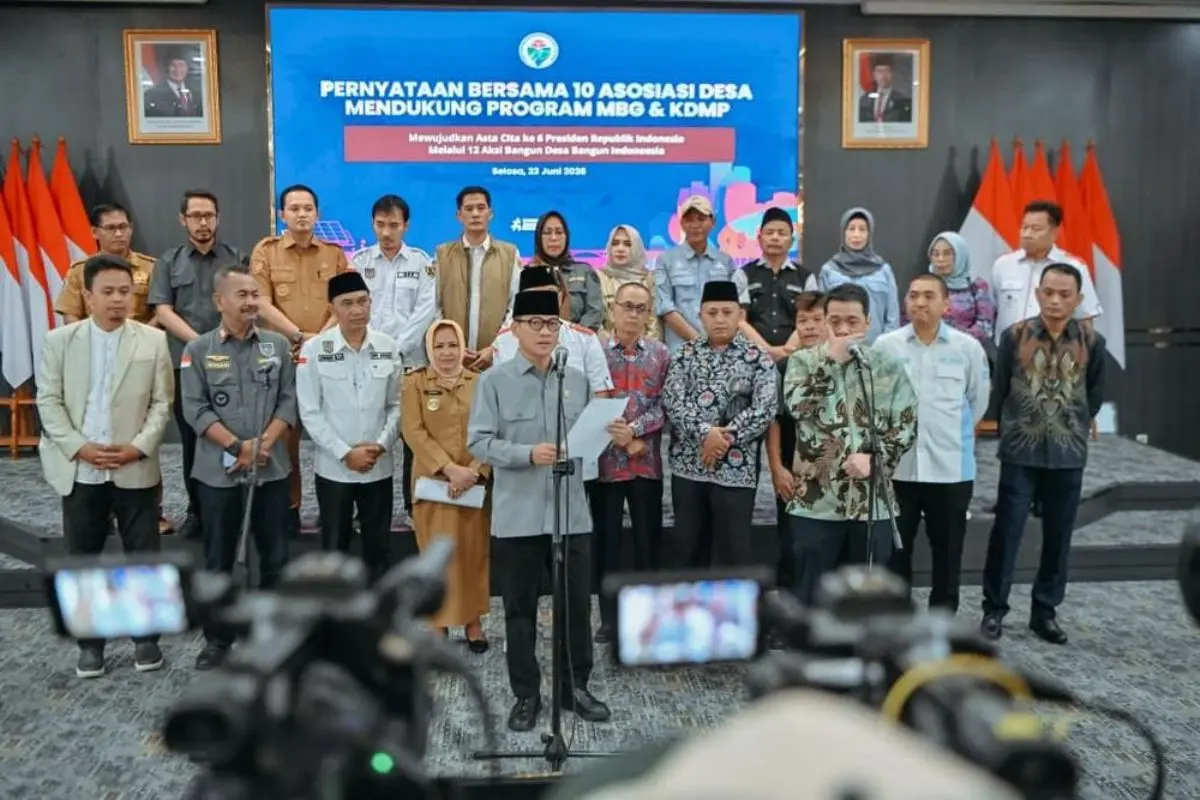 Menteri Desa dan Pembangunan Daerah Tertinggal Republik Indonesia, Yandri Susanto, didampingi Wakil Menteri, Ahmad Riza Patria, menggelar pertemuan strategis bersama 10 asosiasi perangkat dan kepala desa seluruh Indonesia, di Ruang Rapat Menteri, pada hari Selasa, tanggal 23 Juni 2026. (foto : kemendesa.go.id)