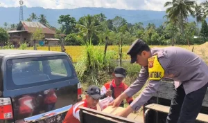 Jajaran Polres Empat Lawang Polda Sumatra Selatan (Sumsel) menyalurkan bantuan sosial bagi warga yang tertimpa musibah kebakaran di Desa Talang Benteng, Kecamatan Muara Pinang, Kabupaten Empat Lawang. (WARTADESAKU.CO.iD/HAIRUDIN)