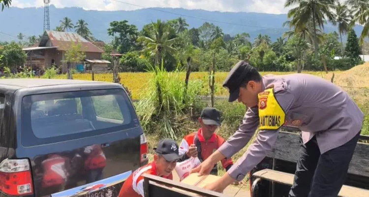 Jajaran Polres Empat Lawang Polda Sumatra Selatan (Sumsel) menyalurkan bantuan sosial bagi warga yang tertimpa musibah kebakaran di Desa Talang Benteng, Kecamatan Muara Pinang, Kabupaten Empat Lawang. (WARTADESAKU.CO.iD/HAIRUDIN)