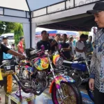 Bupati Kabupaten OKI, H. Muchendi Mahzareki, menyaksikan motor yang ditampilkan pada perlombaan Lempuing Motor Show pada kegiatan Lenterra Desa di Kecamatan Lempuing. (WARTADESAKU.CO.ID/WAHYUDI)