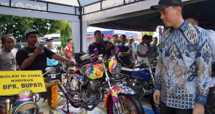 Bupati Kabupaten OKI, H. Muchendi Mahzareki, menyaksikan motor yang ditampilkan pada perlombaan Lempuing Motor Show pada kegiatan Lenterra Desa di Kecamatan Lempuing. (WARTADESAKU.CO.ID/WAHYUDI)