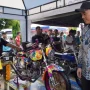 Bupati Kabupaten OKI, H. Muchendi Mahzareki, menyaksikan motor yang ditampilkan pada perlombaan Lempuing Motor Show pada kegiatan Lenterra Desa di Kecamatan Lempuing. (WARTADESAKU.CO.ID/WAHYUDI)