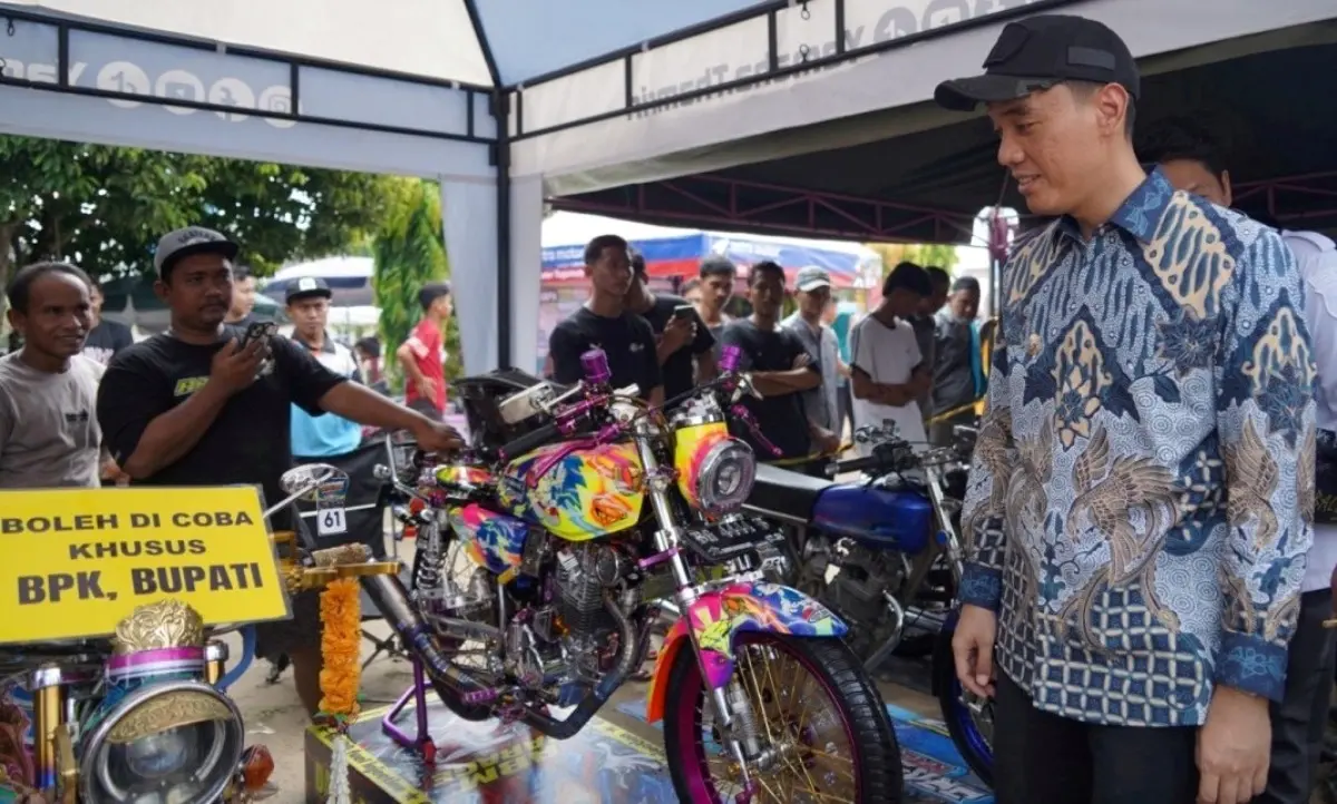 Bupati Kabupaten OKI, H. Muchendi Mahzareki, menyaksikan motor yang ditampilkan pada perlombaan Lempuing Motor Show pada kegiatan Lenterra Desa di Kecamatan Lempuing. (WARTADESAKU.CO.ID/WAHYUDI)