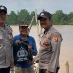 Eksekusi di Desa Purwa Agung ini, dipimpin oleh Kanit Binmas Polsek Lalan, Aiptu Kemas Rudi, didampingi Bhabinkamtibmas Polsek Lalan, Brigadir Ahmad Choidir. (WARTADESAKU.CO.ID/HAIRUDIN)