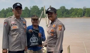 Eksekusi di Desa Purwa Agung ini, dipimpin oleh Kanit Binmas Polsek Lalan, Aiptu Kemas Rudi, didampingi Bhabinkamtibmas Polsek Lalan, Brigadir Ahmad Choidir. (WARTADESAKU.CO.ID/HAIRUDIN)