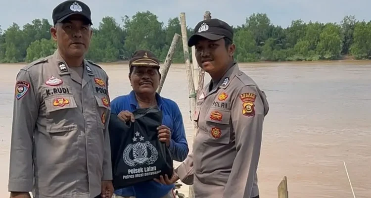 Eksekusi di Desa Purwa Agung ini, dipimpin oleh Kanit Binmas Polsek Lalan, Aiptu Kemas Rudi, didampingi Bhabinkamtibmas Polsek Lalan, Brigadir Ahmad Choidir. (WARTADESAKU.CO.ID/HAIRUDIN)