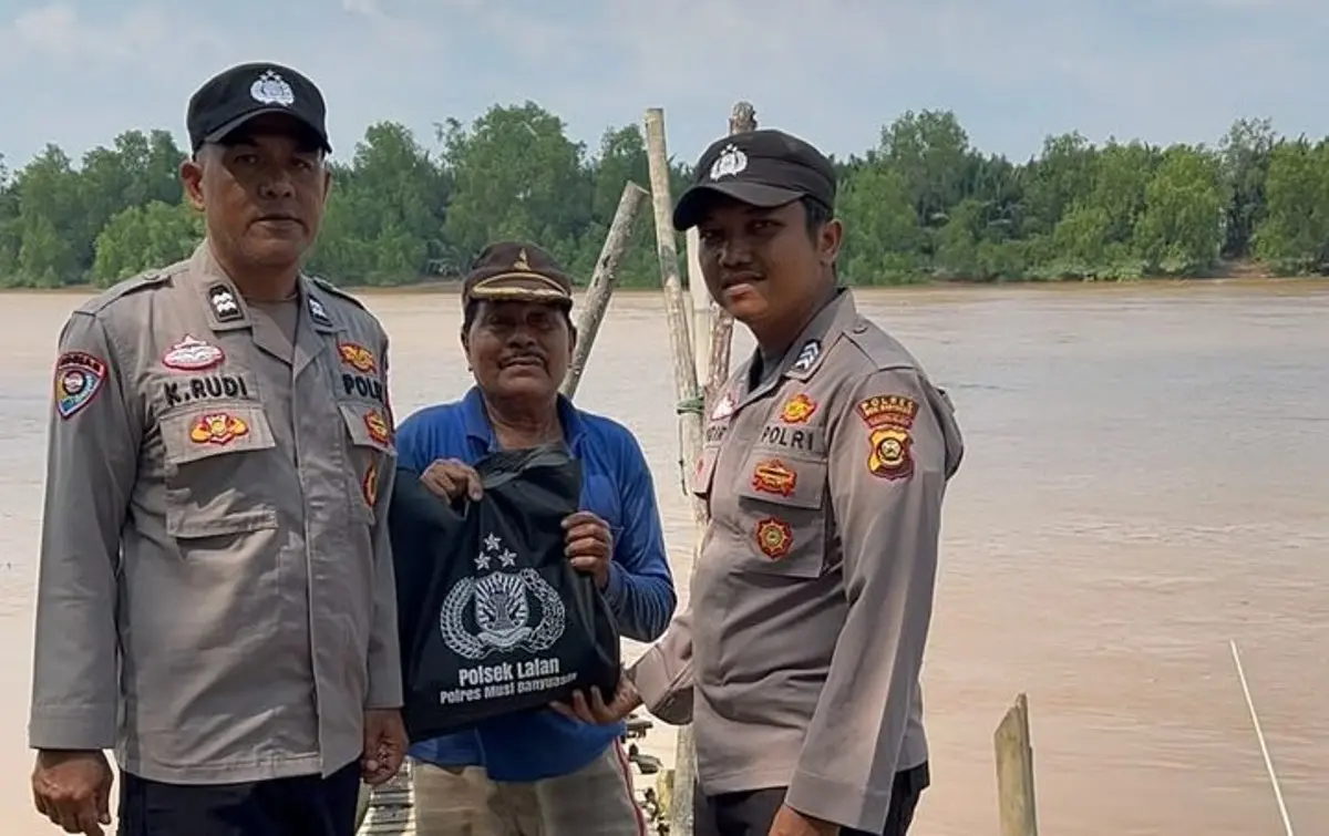 Eksekusi di Desa Purwa Agung ini, dipimpin oleh Kanit Binmas Polsek Lalan, Aiptu Kemas Rudi, didampingi Bhabinkamtibmas Polsek Lalan, Brigadir Ahmad Choidir. (WARTADESAKU.CO.ID/HAIRUDIN)