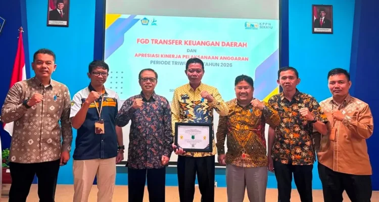 Pemkab Muba meraih penghargaan atas keberhasilan sebagai daerah dengan penyaluran Dana Desa Tercepat dan Akurat untuk Semester I Tahun 2026, dari Kantor Pelayanan Perbendaharaan Negara Sekayu. (WARTADESAKU.CO.ID/HAIRUDIN)