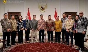 Wakil Presiden Republik Indonesia, Gibran Rakabuming Raka, saat menerima audiensi jajaran pengurus Asosiasi Pelaku Usaha Desa Seluruh Indonesia (APUDSI) di Istana Wakil Presiden, Jakarta, pada hari Kamis, tanggal 13 Agustus 2026. (foto : Biro PMI Setwapres)